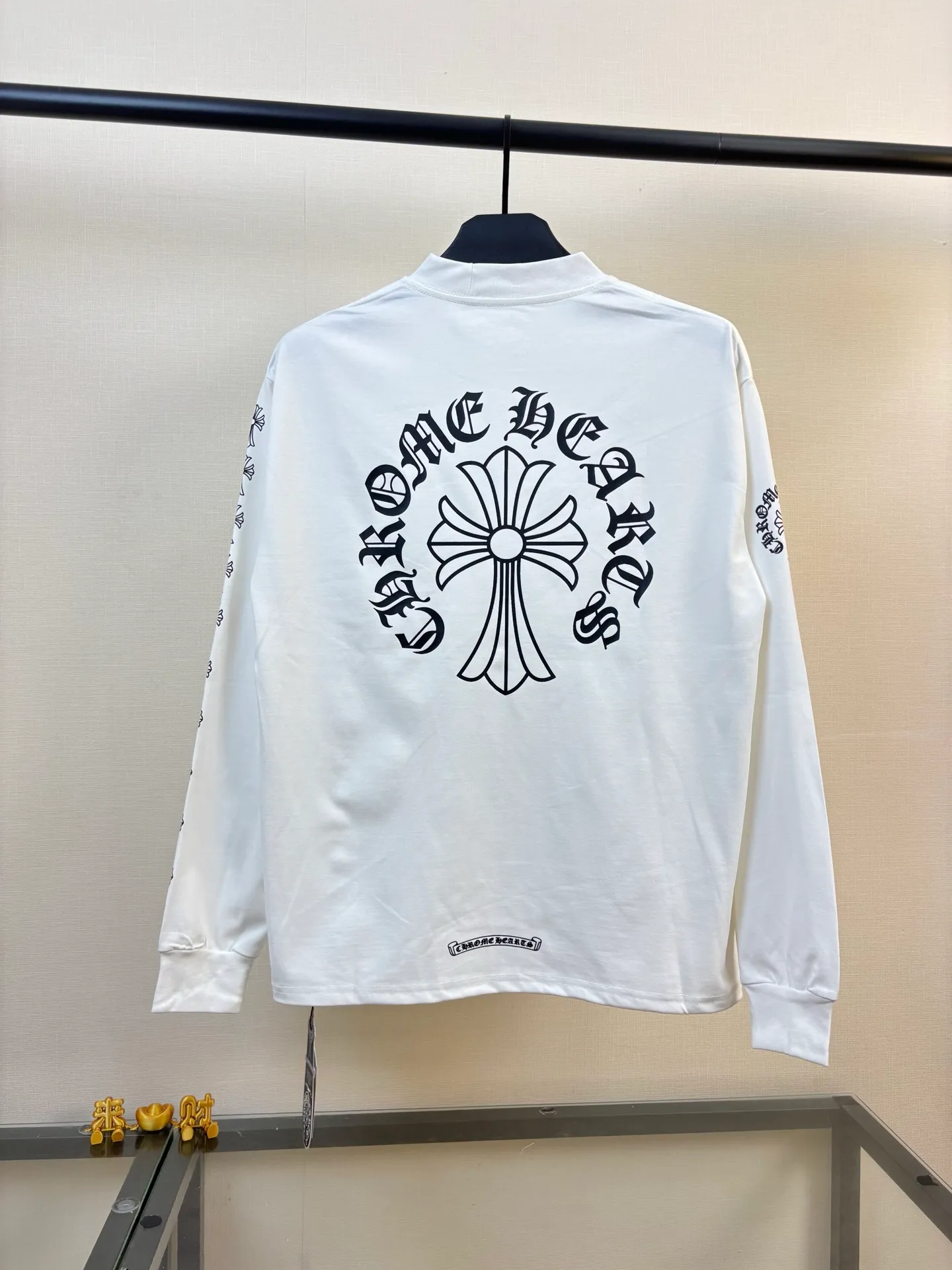 Style No.: DC # Chromo Heart 26SS Spring and Summer New Arrival Same Style Loose Version for Men and Women, Long Sleeves of Gram Double Yarn Pure Cotton, Imported Ribbing Machine, Double Threads on the Shoulders, Handmade Burst Beading Craftsmanship Size: S M L XL Color: Black White
